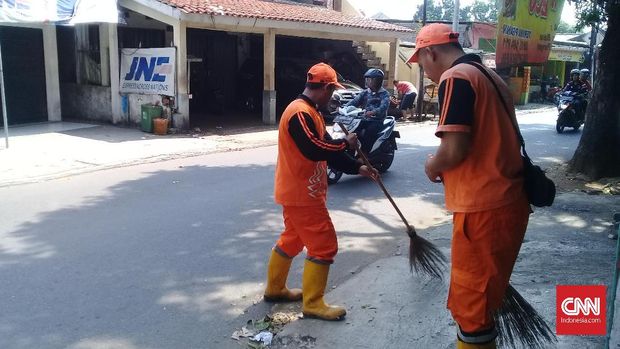 Petugas Prasarana dan Sarana Umum, PPSU, Pasukan Orange Tiga Petugas Prasarana dan Sarana Umum (PPSU) terlihat tengah memarkirkan dua kendaraan bermotornya di salah satu rumah yang berada di RT 2 RW 3 Kelurahan Cipayung, Kecamatan Cipayung.