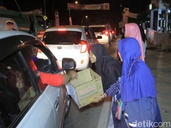 Belasan Pengamen Hibur Pemudik di Kala Kemacetan Melanda Nagreg