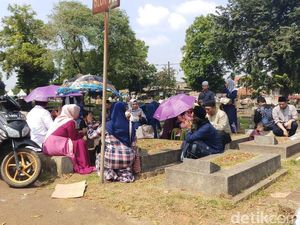 Hari Kedua Lebaran, TPU Jeruk Purut Ramai Didatangi Peziarah