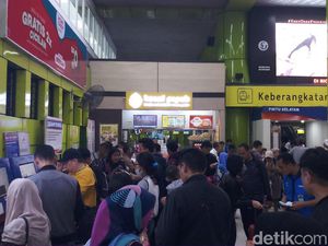 Stasiun Gambir Masih Padat, Ini Alasan Warga Pilih Mudik H+1 Lebaran