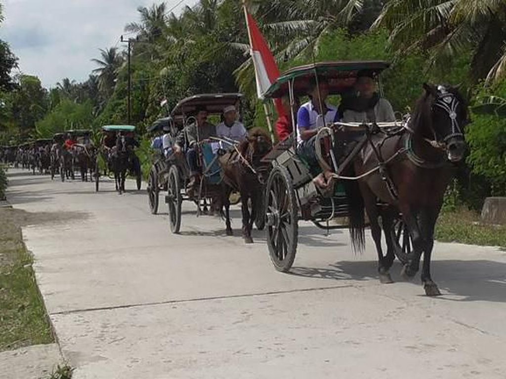 Ramai-ramai Naik Delman, Tradisi Warga Polewali Mandar Silaturahmi Lebaran Ramai-ramai Naik Delman, Tradisi Warga Polewali Mandar Silaturahmi Lebaran