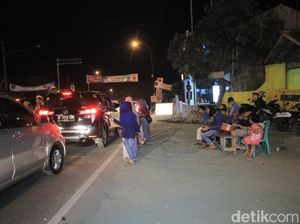 Warga Nagreg Ngamen Sambil Hibur Pengendara di Tengah Kemacetan