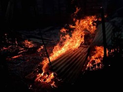 1 Orang Tewas-2 Luka Akibat Bentrok dan Pembakaran 87 Rumah di Buton