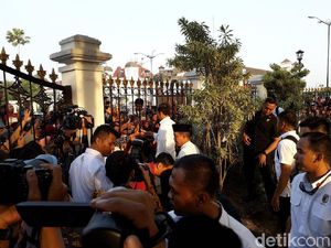 Jokowi Sapa Warga yang Berharap Pembagian Sembako di Malioboro