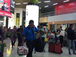Kisah Portir Stasiun Gambir Rela Tak Mudik demi Tambahan Rezeki Saat Lebaran