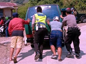 Aparat Sigap Bantu Dorong Mobil Mogok di Tanjakan Pantai Sukabumi
