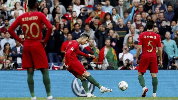 Cristiano Ronaldo cetak hattrick ke gawang Swiss.