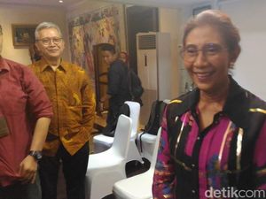 Gelar Open House, Susi Pamer Busana Lebaran Dibeli Online
