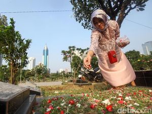 Potret Warga Ziarah Kubur di Hari Kedua Lebaran