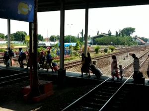 Hawa Arus Balik Lebaran di Stasiun Cirebon Sudah Terasa