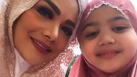Gaya Artis Saat Salat Ied, KD Pakai Mukena Rp 3,5 Juta Syahrini