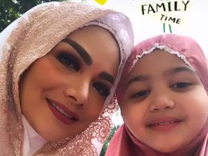 Gaya Artis Saat Salat Ied, KD Pakai Mukena Rp 3,5 Juta Syahrini
