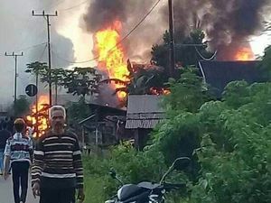 Gubernur Sultra Janji Bangun Rumah Warga Korban Bentrokan di Buton Gubernur Sultra Janji Bangun Rumah Warga Korban Bentrokan di Buton