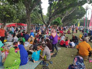 Lebaran Hari Kedua, Puluhan Ribu Warga Kunjungi TMII