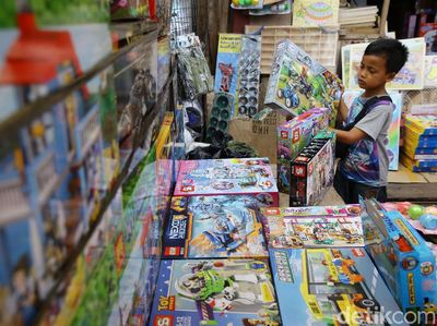 Mumpung Libur, Ajak Anak-anak ke Pasar Gembrong Beli Mainan