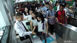 Lebaran Hari Kedua, Penumpang MRT Membludak