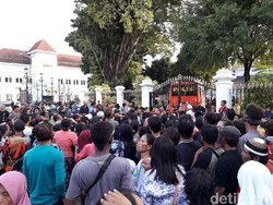 Ada Kabar Jokowi Bagi-bagi Sembako, Warga Berjejal di Malioboro