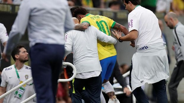 Cedera Engkel Paksa Neymar Absen Empat Pekan