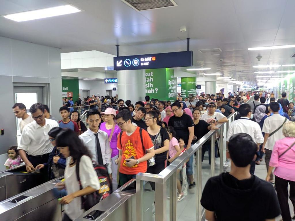 Jangan Lakukan Hal Ini di MRT, Nanti Bisa Kena Denda Rp 500 Ribu Jangan Lakukan Hal Ini di MRT, Nanti Bisa Kena Denda Rp 500 Ribu