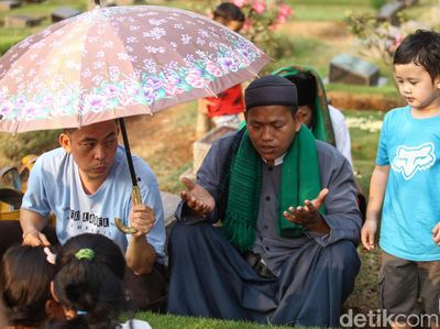 Momen Lebaran, Jasa Pembaca Doa di TPU Laris Manis