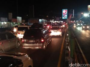 Arus Balik, Jalur Arteri ke Gerbang Tol Merak Padat Merayap Arus Balik, Jalur Arteri ke Gerbang Tol Merak Padat Merayap