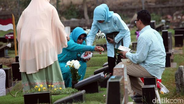 Ziarah, Tradisi Kunjungi Makam Keluarga Usai Lebaran