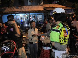 Video: Polisi Bagi-bagi Makanan ke Pemudik saat One Way di Nagreg