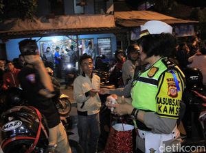 Polisi Bagikan Makanan ke Pengendara saat One Way Arus Balik di Nagreg Polisi Bagikan Makanan ke Pengendara saat One Way Arus Balik di Nagreg