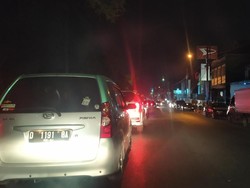 Banyak Kendaraan Parkir Beli Oleh-oleh, Lalin Garut ke Bandung Macet