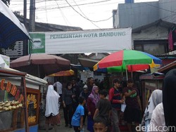 Libur Lebaran, TPU Sirnaraga Bandung Dipadati Peziarah