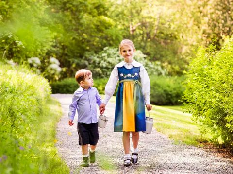 Manisnya Putri & Pangeran Kerajaan Swedia Berpakaian Tradisional