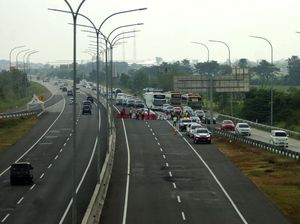 One Way Kalikangkung-Cikampek Berlaku Lagi, Volume Kendaraan Meningkat One Way Kalikangkung-Cikampek Berlaku Lagi, Volume Kendaraan Meningkat