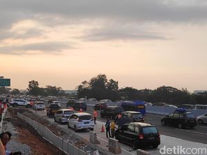 Ruas Tol Cikampek Hari Ini Tergenang di Sejumlah Titik Ruas Tol Cikampek Hari Ini Tergenang di Sejumlah Titik