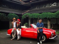 Pose Ridwan Kamil Mejeng di Depan Mobil Klasik VW