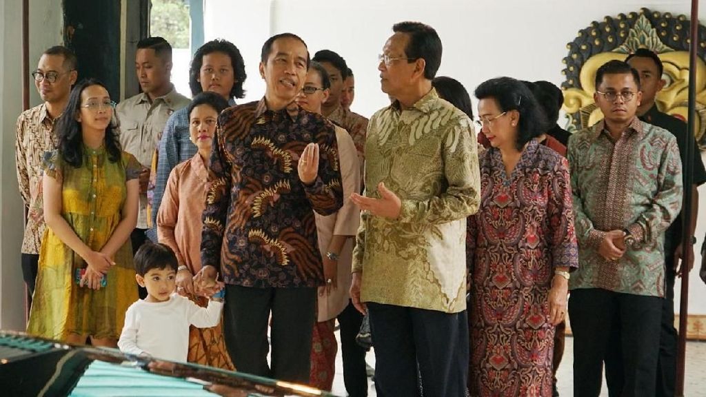 Kompak Berbatik, Jokowi-Sultan Bertemu di Keraton Yogyakarta