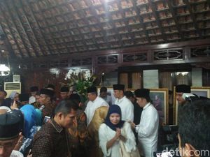 Usai Tahlilan Wafatnya Ibu Ani, Warga Sampaikan Dukacita dan Salami SBY Usai Tahlilan Wafatnya Ibu Ani, Warga Sampaikan Dukacita dan Salami SBY