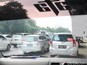 Tol Jakarta Arah Cikampek Padat Merayap, Kecepatan Mobil Hanya 10-30 Km/Jam