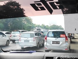 Tol Jakarta Arah Cikampek Padat Merayap, Kecepatan Mobil Hanya 10-30 Km/Jam