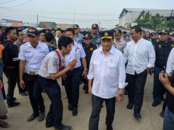 Menhub Tinjau Pelabuhan Kali Adem, Pastikan Kapal Tak Over Kapasitas