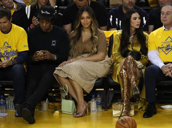 Beyonce Tampak Kesal Jay-Z Didekati Wanita Lain, Ini yang Sebenarnya Terjadi