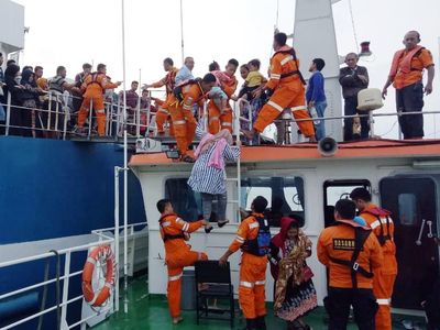 Tim SAR Evakuasi Penumpang Kapal Kandas di Pulau Rimau Balak
