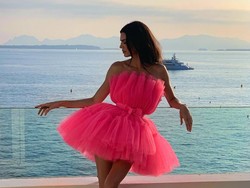 Pose Flamingo, Gaya Andalan Selebriti Saat Difoto yang Bikin Kaki Lebih jenjang