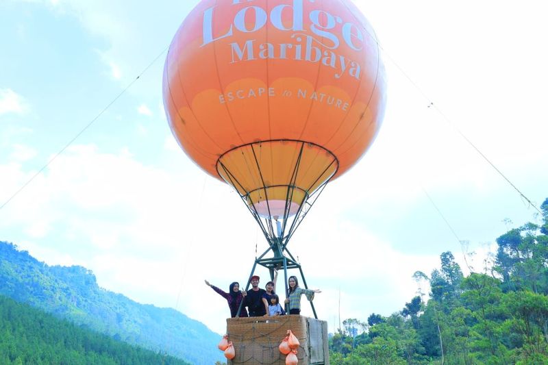 Traveler bisa juga berfoto di balon udara (Hot Air Balloon). Wahana tersebut menggunakan sistem hidrolik dengan ketinggian sekitar 3 meter. (Yudha Maulana/detikcom)Â 
