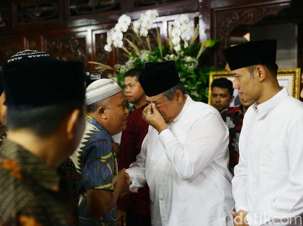 Momen SBY dan BJ Habibie Bertemu Saat Ziarah ke Makam Istri