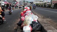 Jorok! Sampah Menumpuk di Separator Flyover Ciputat