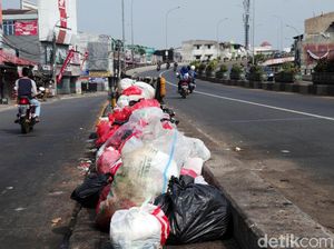 Jorok! Sampah Menumpuk di Separator Flyover Ciputat