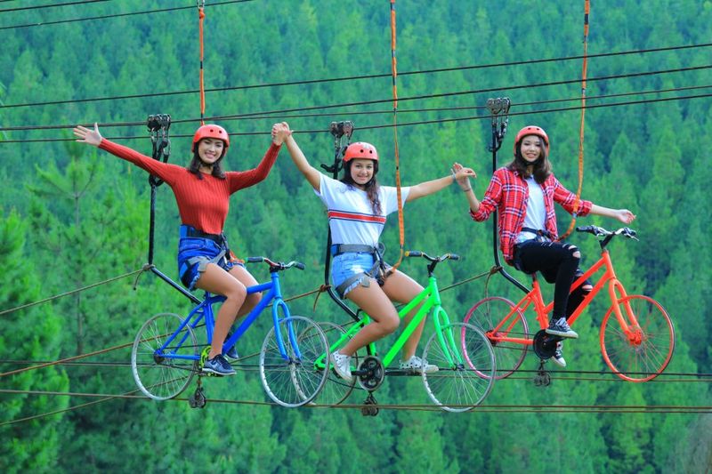 The Lodge Maribaya punya banyak spot foto menarik buat kamu yang hobi bernarsis ria. Salah satunya, sepeda terbang yang menantang ini. (Yudha Maulana/detikcom)Â 