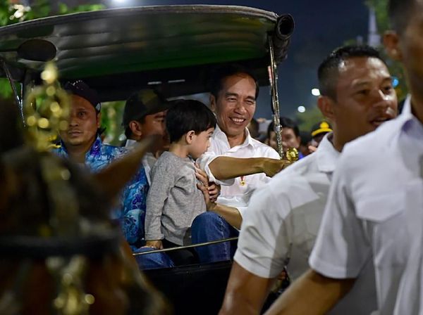Melihat Libur Lebaran Jokowi Bareng Jan Ethes di Malioboro
