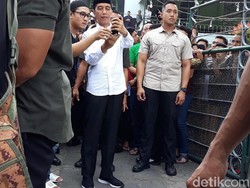 Usai Jumatan di Masjid Syuhada, Jokowi Layani Warga Berswafoto