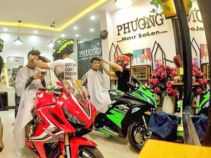 Moge Mahal Cuma Jadi Kursi di Pangkas Rambut!